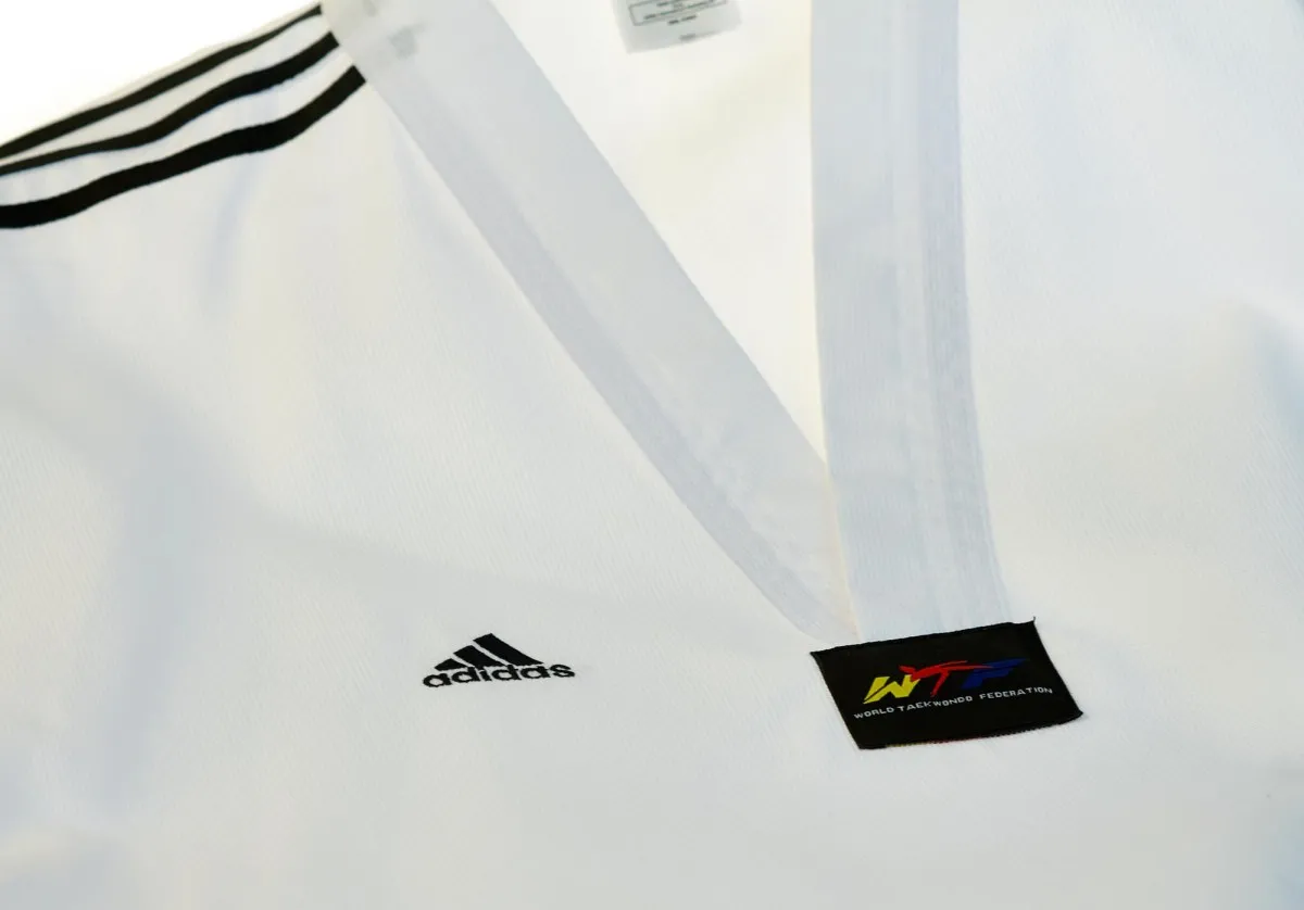 Traje de taekwondo adidas, Adi Club 3, solapa blanca con franjas negras en los hombros