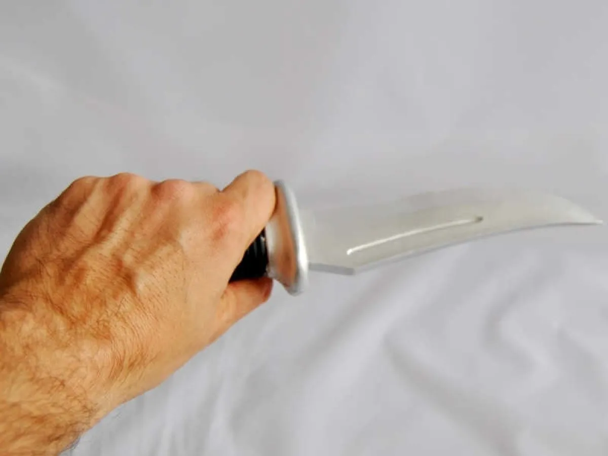 Couteau en caoutchouc en forme de poignard
