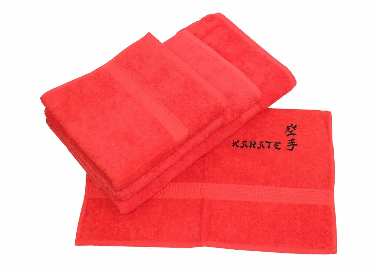 Toallas de rizo rojas bordadas en negro con karate y personajes
