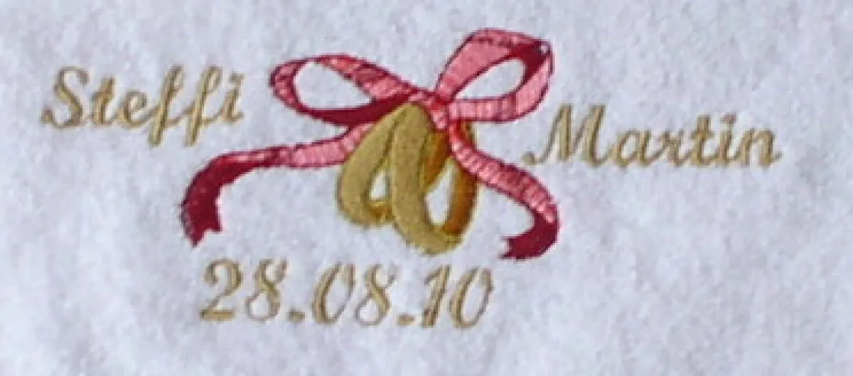 Shower and hand towels with the motif "rings with name and date"