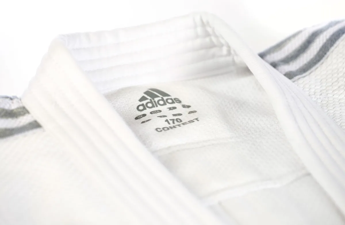 Traje de judo Adidas Contest J650 blanco con bandas plateadas en los hombros