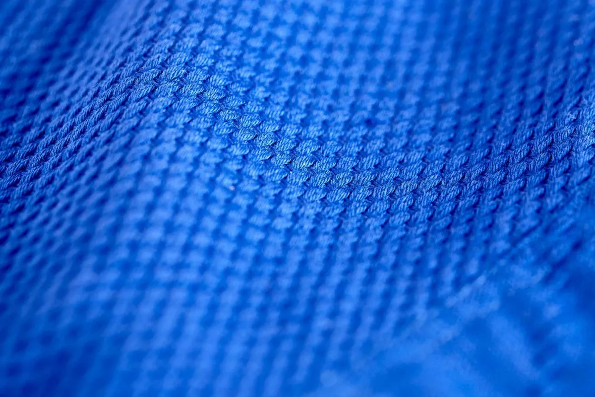 Traje de judo Adidas Contest J650B azul con bandas plateadas en los hombros