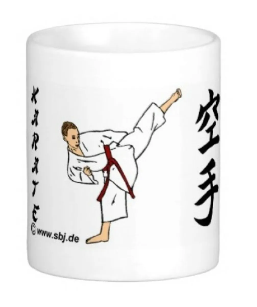 Taza blanca impresa con figura de karate