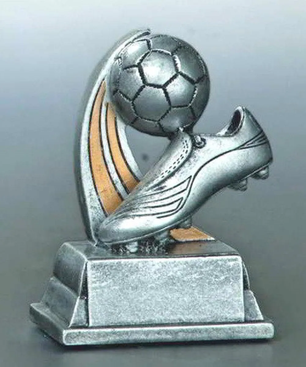 Figurine en resine representant une chaussure de football et un ballon, argentee