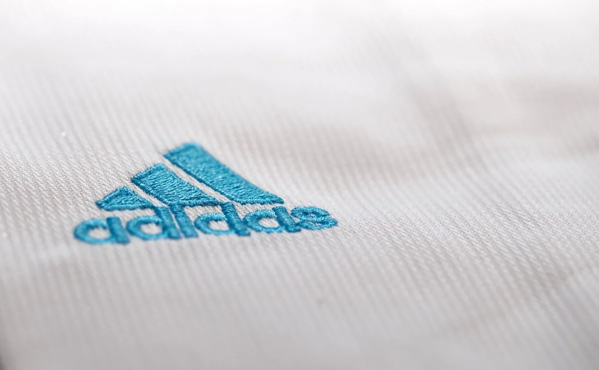 adidas Taekwondoanzug, Adi Club 3, weißes Revers mit blauen Schulterstreifen blaues adidas Logo