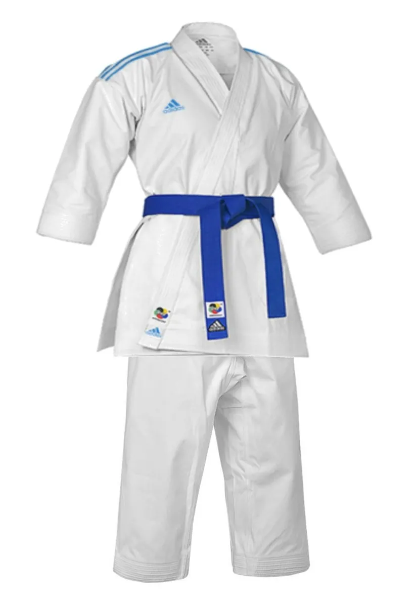 Traje de karate Adidas Kata Shori con rayas azules en los hombros