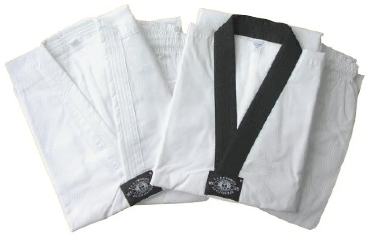 Traje de competición de taekwondo con solapa negra