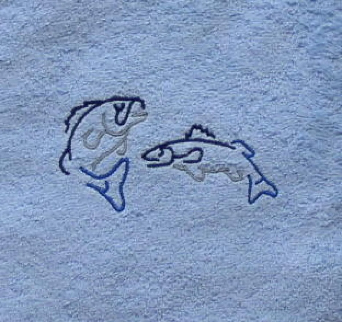Douche et serviettes avec le motif "poisson"