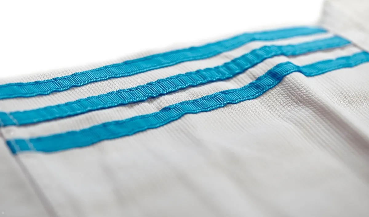 Traje de taekwondo adidas, Adi Club 3, solapa blanca con franjas azules en los hombros