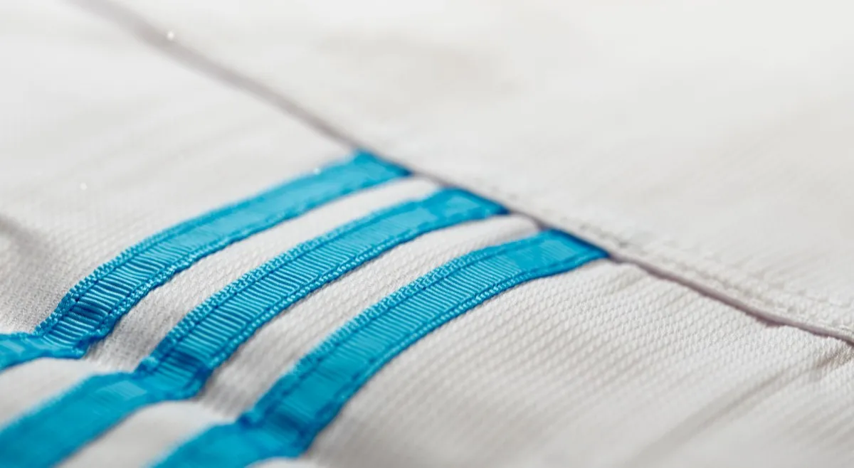adidas Taekwondoanzug, Adi Club 3, weißes Revers mit blauen Schulterstreifen Streifen