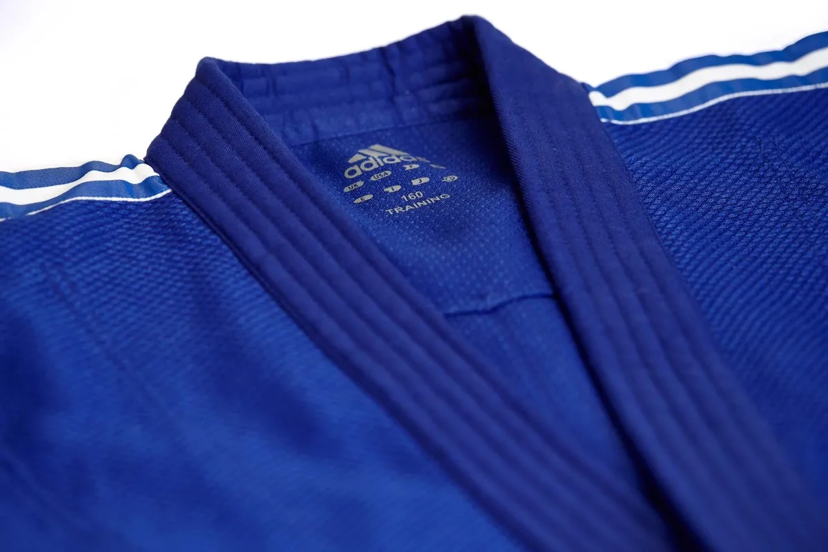 Traje de judo Adidas Training J500B azul con rayas blancas en los hombros