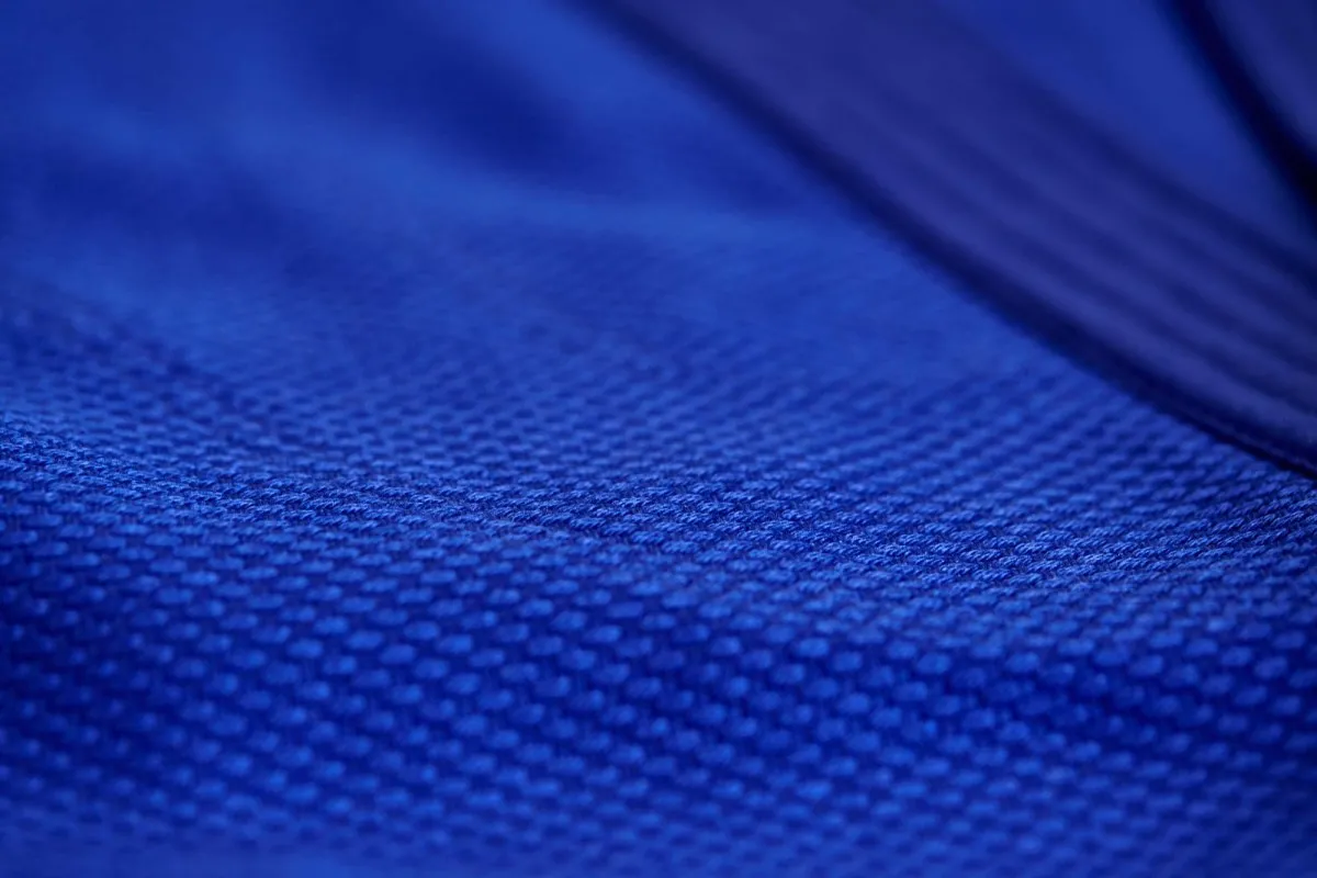 Traje de judo Adidas Training J500B azul con rayas blancas en los hombros